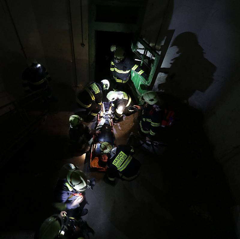 Zraněné osoby hasiči snesli až ze zámecké věže, cvičili se v Chodové Plané