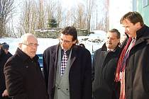 SETKÁNÍ. Ministr pro místní rozvoj Kamil Jankovský (vlevo) jednal v pátek se starostou Milířů Janem Terelou.