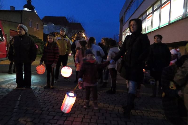 V Černošíně se uskutečnil lampionový průvod.