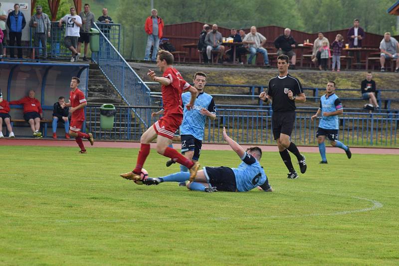 FK Tachov (červené dresy) doma zvítězil nad Českým lvem Union Beroun (modré dresy) 5:0.