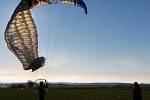 Paragliding je letecký sport. Provozují ho i na letišti v Erpužicích nedaleko Stříbra.