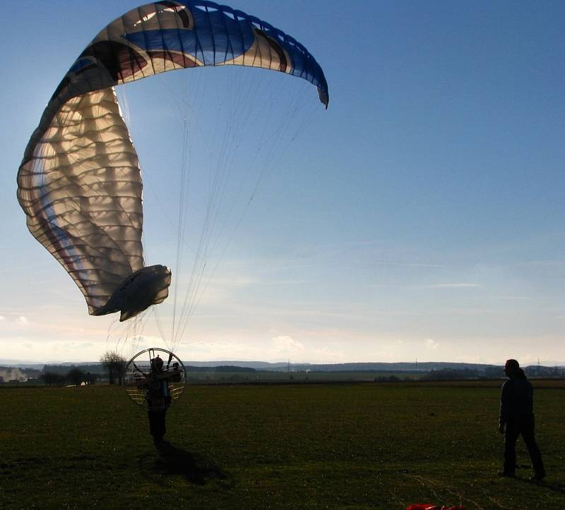 Paragliding je letecký sport. Provozují ho i na letišti v Erpužicích nedaleko Stříbra.