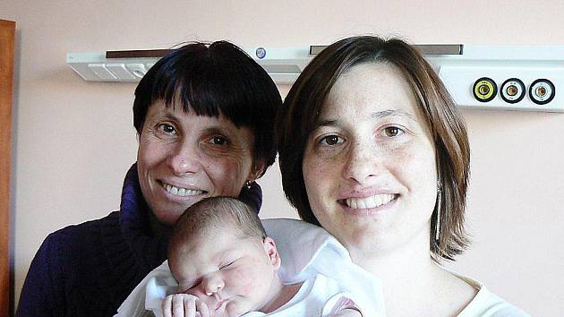 Terezka Švantnerová (3,35 kg, 49 cm) se narodila 1. února v 10.21 hod. ve FN v Plzni. Holčička je první dítě rodičů Michaely a Františka z Plzně a první vnouče prarodičů z obou stran. Na snímku je také  šťastná babička Iva ze Stříbra.
