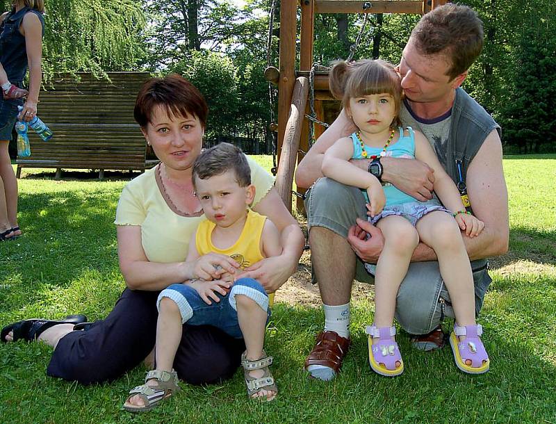 Michal a Adéla Studničkovi s rodiči.