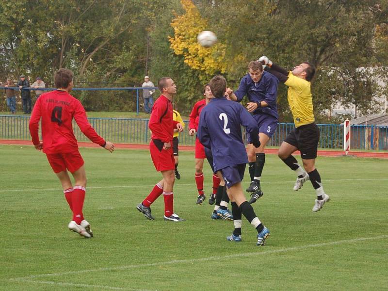 Fotbal–divize: FK Tachov – Sl. Vejprnice 5:3 (3:0, Malý 3, Hudec, vlastní – Holý 2, Kučera)