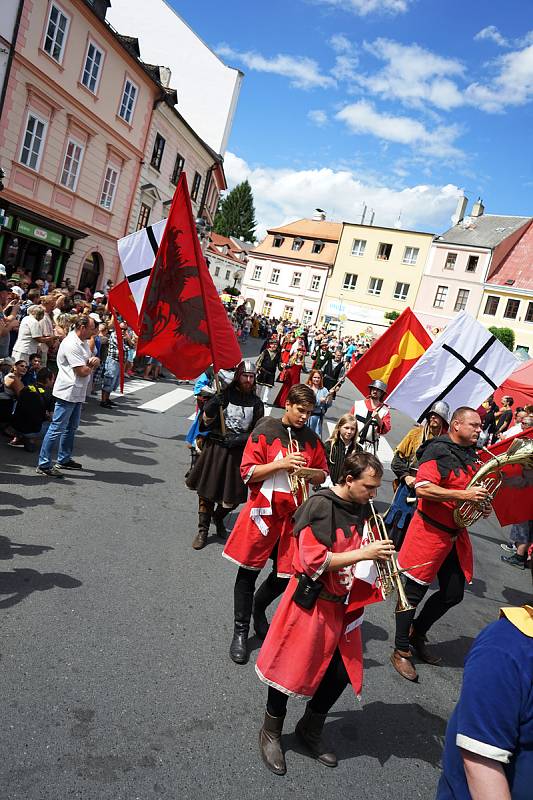 Druhý den Husitských slavností nabídl největší taháky, mezi které se rozhodně zařadil tradiční kostýmový průvod, bitva pod vrchem Vysoká, nebo vystoupení Adama Mišíka.