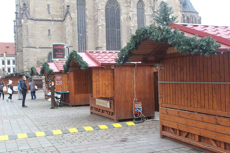 Poslední sobota před vánočními svátky. Adventní a farmářské trhy na plzeňském náměstí a odpoledne v nákupním centru Olympie.