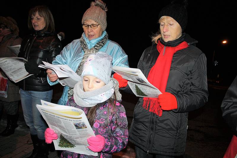 Ve Ctiboři se na návsi sešlo asi třicet obyvatel obce, aby si společně u rozsvíceného vánočního stromečku zazpívali nejznámější vánoční koledy.