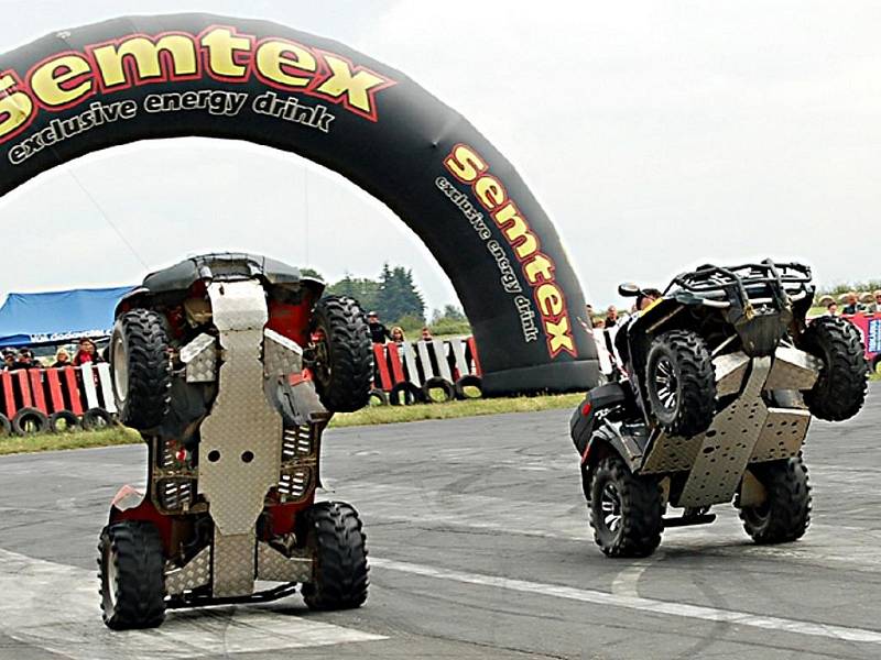 Více než tisíc návštěvníků se v sobotu zúčastnilo tradiční přehlídky tuningových vozidel, silných motocyklů a kaskadérských kousků.