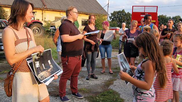 PROHLÍDKA  okolí zámku v Cebivi , interiéry si návštěvníci prohlídli na fotografiích