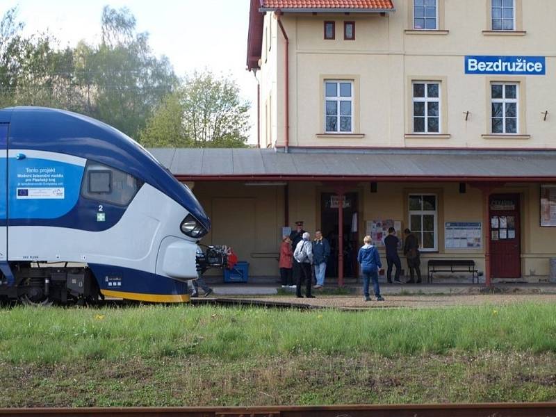 V Bezdružicích otevřeli Muzeum Bezdružické lokálky. Otevírání se konalo v rámci akce Vítání jara na Bezdružicku. Přitom byl otevřen i Dvůr Krasíkov