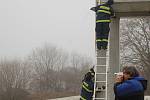 Na stavbě vztyčili hasiči glajchu