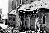 Dvě bomby dopadly na kostel, ani jedna nevybuchla, jen poškodily střechu a část přístavku. Foto: Archiv Františka Soukupa
