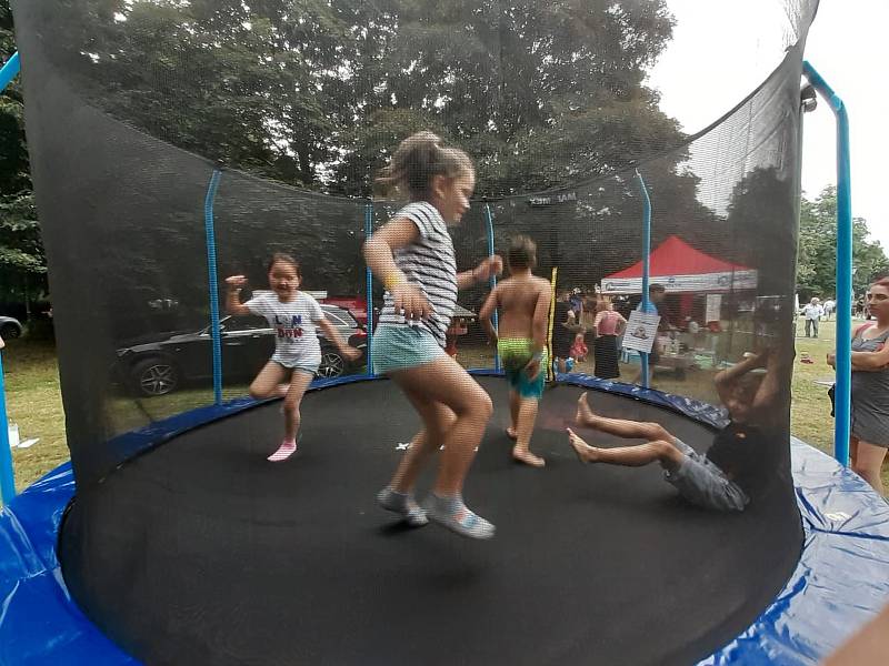 Vůně linoucí se na každém kroku a z každého koutu, skvělá nálada, příjemná hudba a plná spokojená břicha. O tom byl především druhý ročník Food festivalu v Sokolově, který se konal přímo v zámecké zahradě.