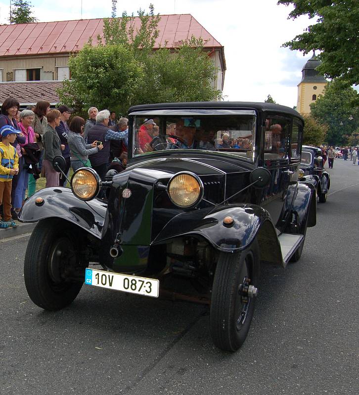 Historická vozidla vyjela na stokilometrovou pouť