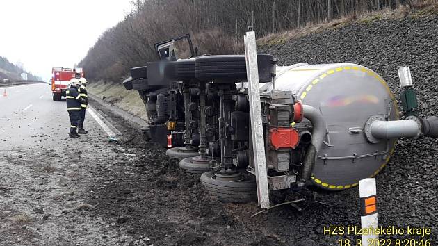 Nehoda cisterny s fekáliemi na D5.