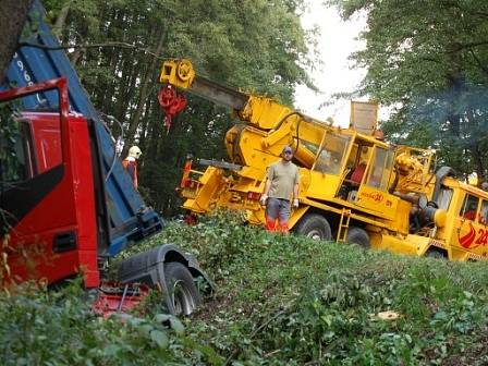 Kamion s kontejnerem havaroval u Plané u Mariánských Lázní.