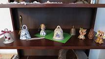Dvě stovky zvonečků obdivují návštěvníci muzea v Černošíně. Zvonky zapůjčili na výstavu lidé  z celého okolí. Nejtěžší (na malém snímku vlevo) váží sedmnáct kilo.
