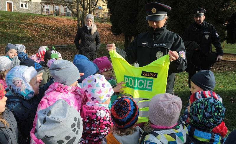 Předškoláky i děti dalších tříd navštívila policie a vyprávěla jim, jak se mají chovat na ulici ale také například doma, když jsou samy.