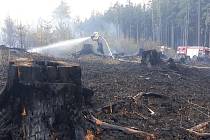 U Pňovan hoří les, zasahuje i letecká hasící služba