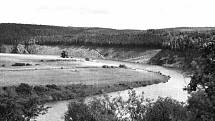 STOUPAJÍCÍ HLADINA Hracholuské přehrady u Těchoděl. Říční údolí zaniklo, na snímku je patrný vykácený les do výše pozdější hladiny přehrady. Snímek z let 1963 – 1964.
