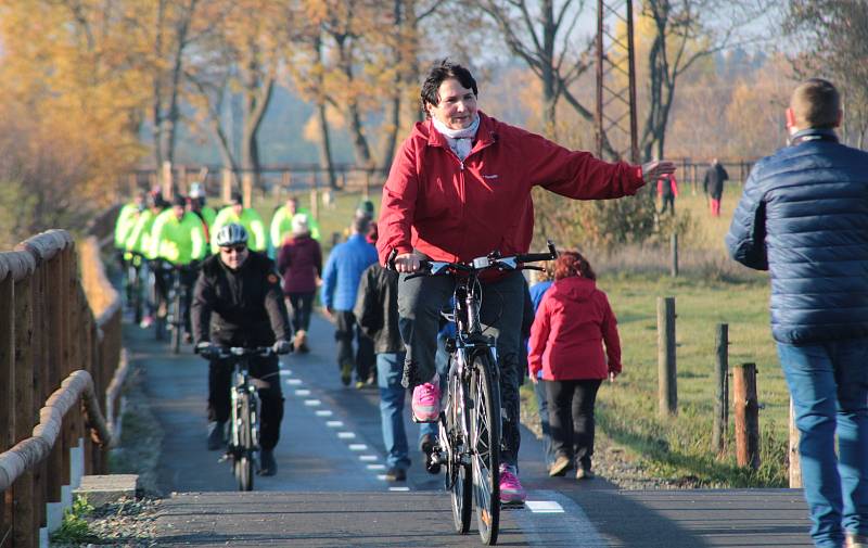 Na novou stezku se po slavnostním otevření vydali cyklisté i pěší rodiče s dětmi.