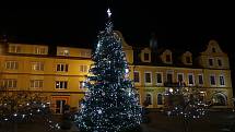 Náměstíčko v Chodové Plané opět září vánočními světly