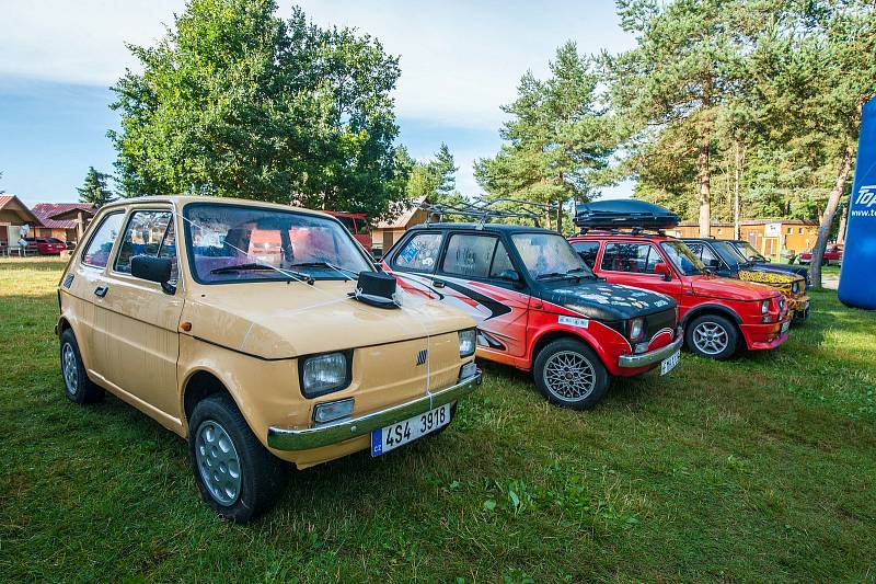 V rekreačním středisku Sycherák se sešli majitelé vozů Fiat 126 a uspořádali svým přátelům svatbu. Následovala spanilá jízda a soutěže zdatnosti v řízení.