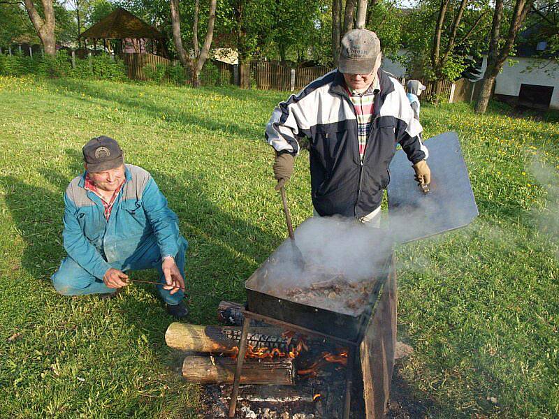 Ti, kteří přišli v sobotu na náves ve Vysokém Jamném, nemohli neochutnat pečeni, zalitou černým pivem. 