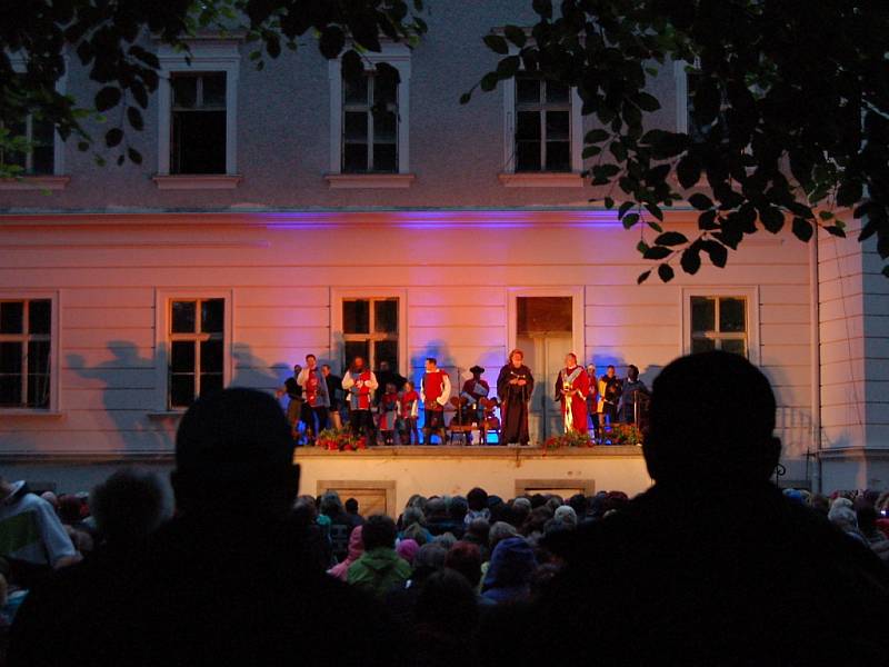 Muzikál Noc na Karlštejně zavítal na zámek v Chodové Plané. 