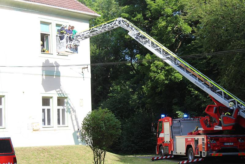 Hasičské cvičení ve škole v Světcích