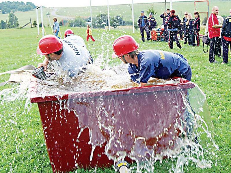 Dobrovolní hasiči z Nahého Újezdce (na snímku) loňský triumf v Halži nezopakovali Nakonec skončili na čtvrtém místě.