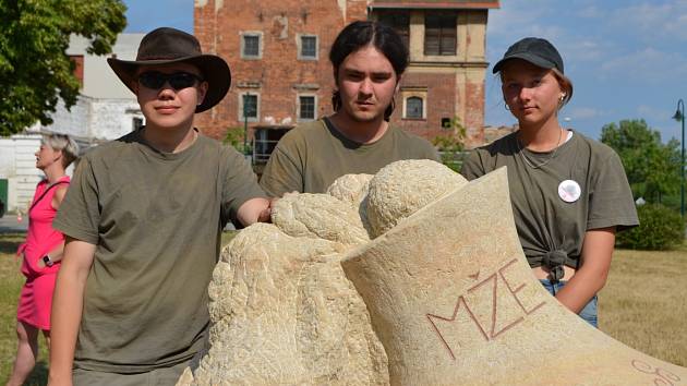 Studentské sochařské sympozium Kameny přicházejí.