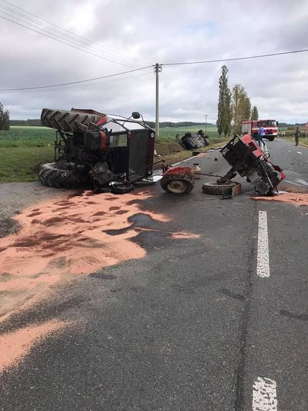 Nehoda policejního vozu s traktorem u Holostřev