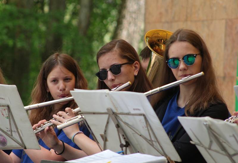 O závěrečný koncert se postarala Juvenka a Frajara Putika