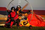 Paragliding je letecký sport. Provozují ho i na letišti v Erpužicích nedaleko Stříbra.