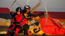 Paragliding je letecký sport. Provozují ho i na letišti v Erpužicích nedaleko Stříbra.