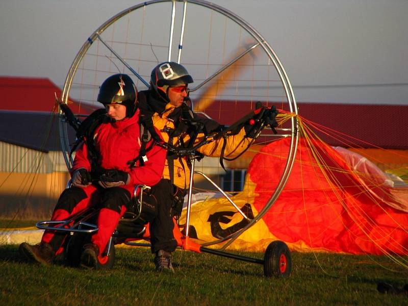 Paragliding je letecký sport. Provozují ho i na letišti v Erpužicích nedaleko Stříbra.