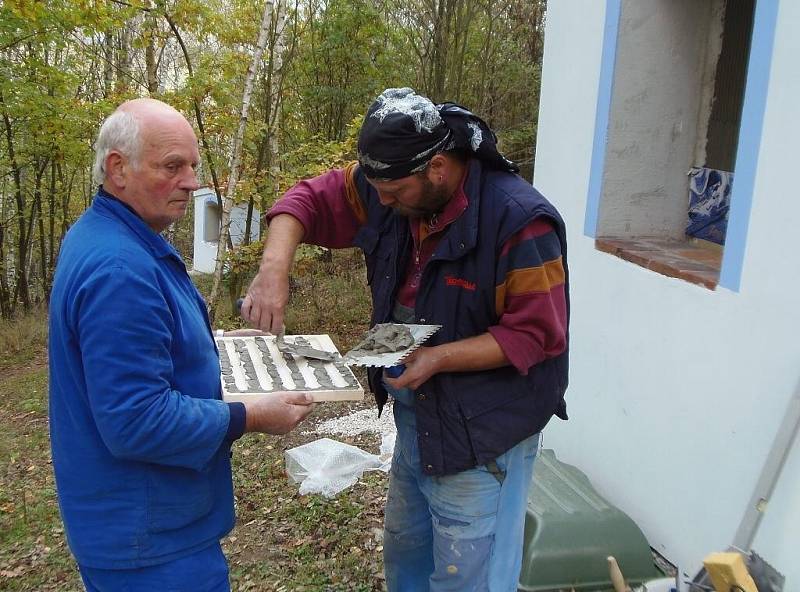 Ladislav Kůs starší a Ladislav Kůs mladší při instalaci kachliček s vyobrazením kalvárie