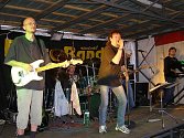 Známá kapela Extra Band zavítala do Stříbra na letní parket U Jevčáků.