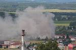 V Plané na Tachovsku hoří sklad plynových lahví, podle svědků jich explodovalo přes sto.