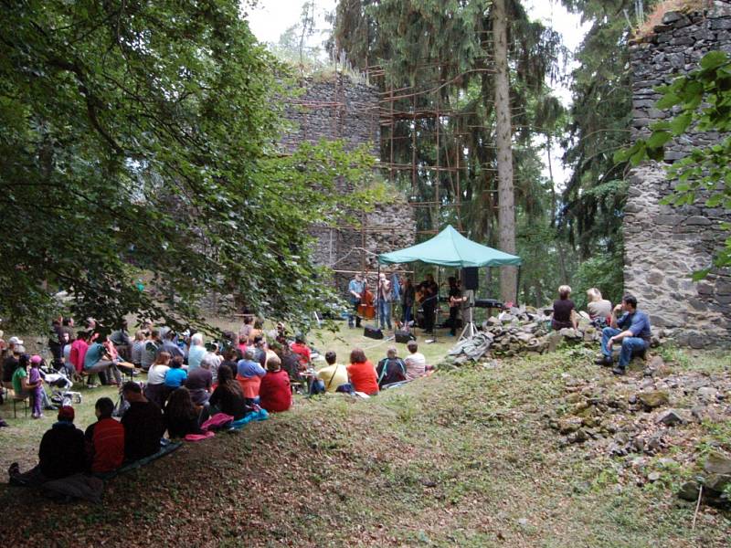 Zřícenina hradu Volfštejn pod Vlčí horou u Černošína se stala dějištěm tradičního Svatojánského večera. 