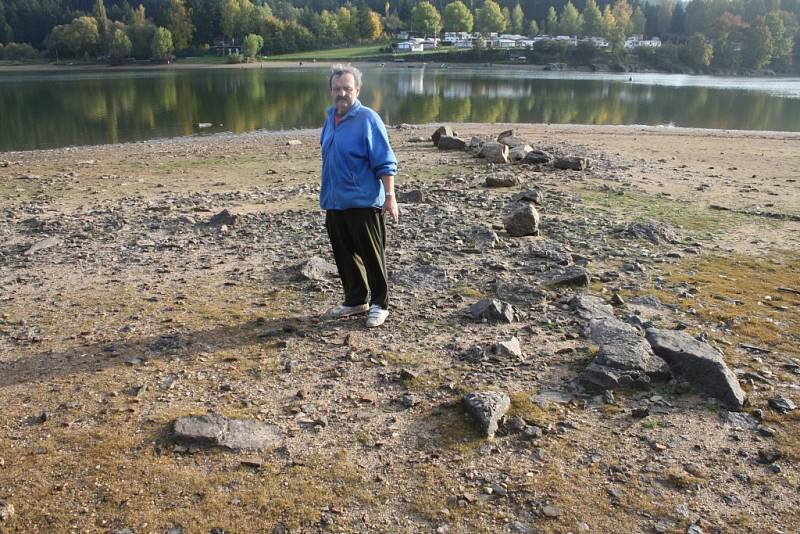 Tady stávala stodola, vzpomíná Jiří Záleský na Butov před napuštěním Hracholuské přehrady. Základy jsou při nižším stavu vody patrné dodnes