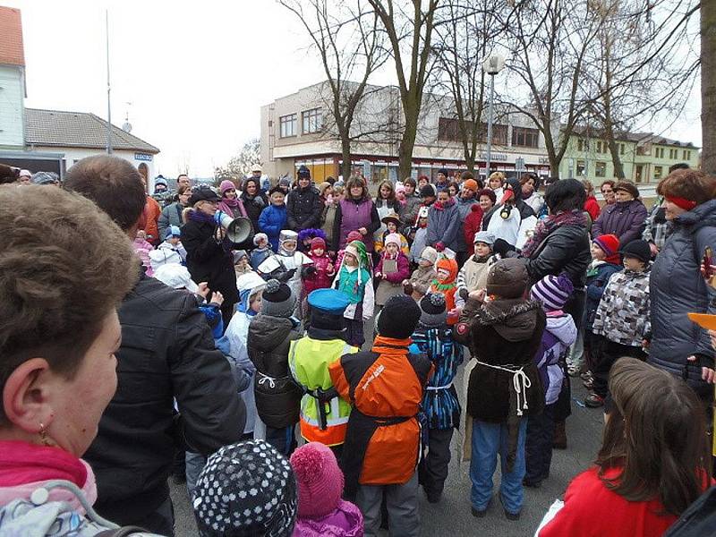 Tradičně před radnicí začalo v úterý v podvečer masopustní rejdění ve Stříbře. 