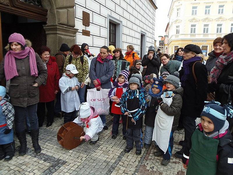 Tradičně před radnicí začalo v úterý v podvečer masopustní rejdění ve Stříbře. 