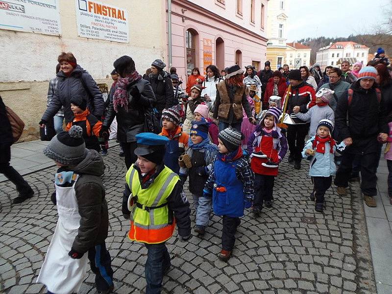 Tradičně před radnicí začalo v úterý v podvečer masopustní rejdění ve Stříbře. 