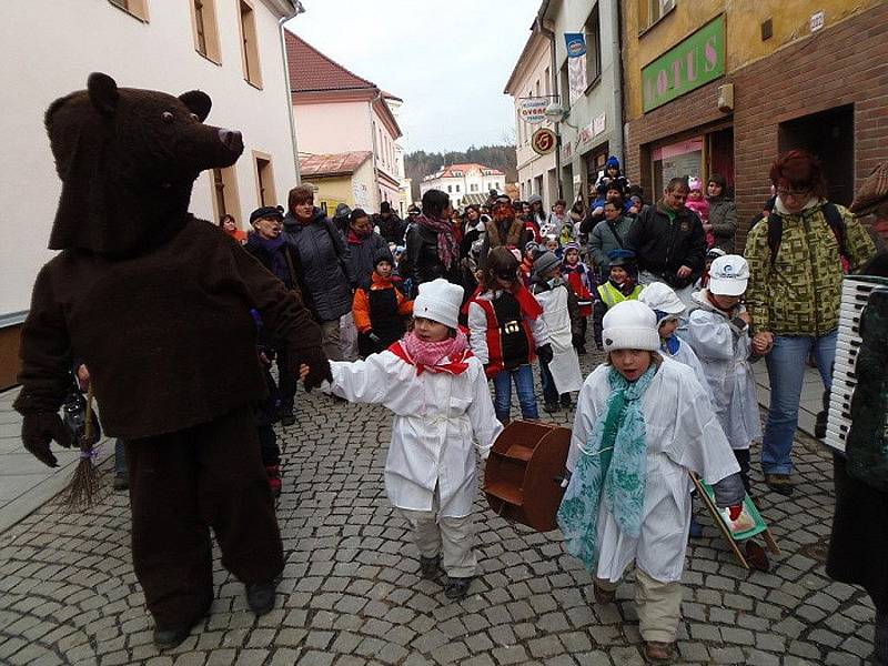 Tradičně před radnicí začalo v úterý v podvečer masopustní rejdění ve Stříbře. 