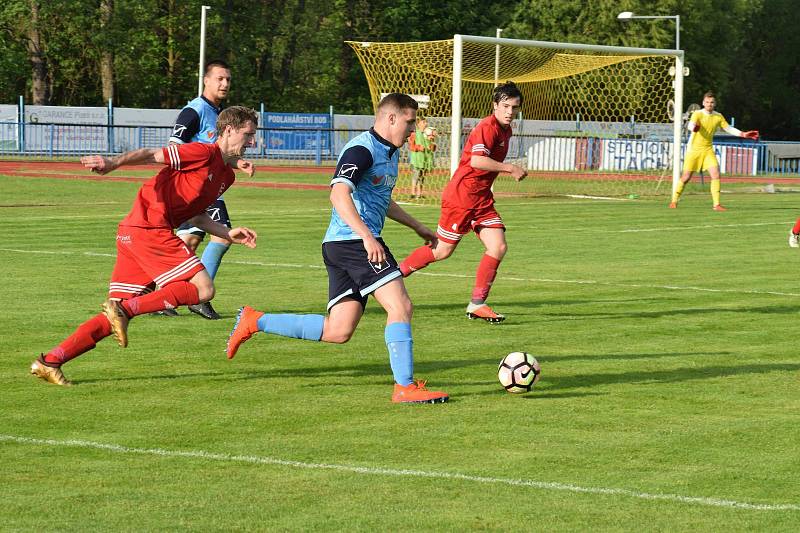 FK Tachov (červené dresy) doma zvítězil nad Českým lvem Union Beroun (modré dresy) 5:0.