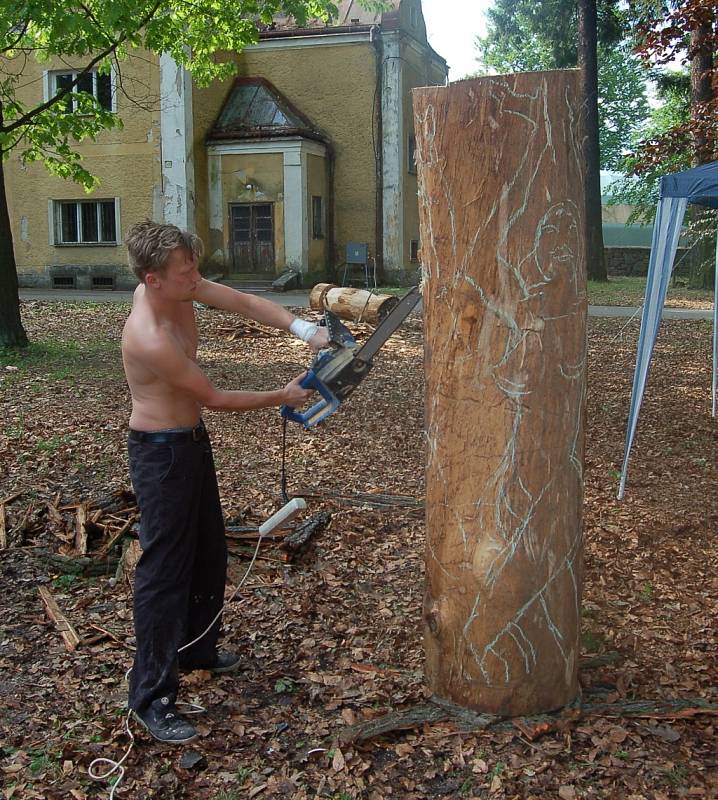 Chodová Planá hostí sochařské sympozium