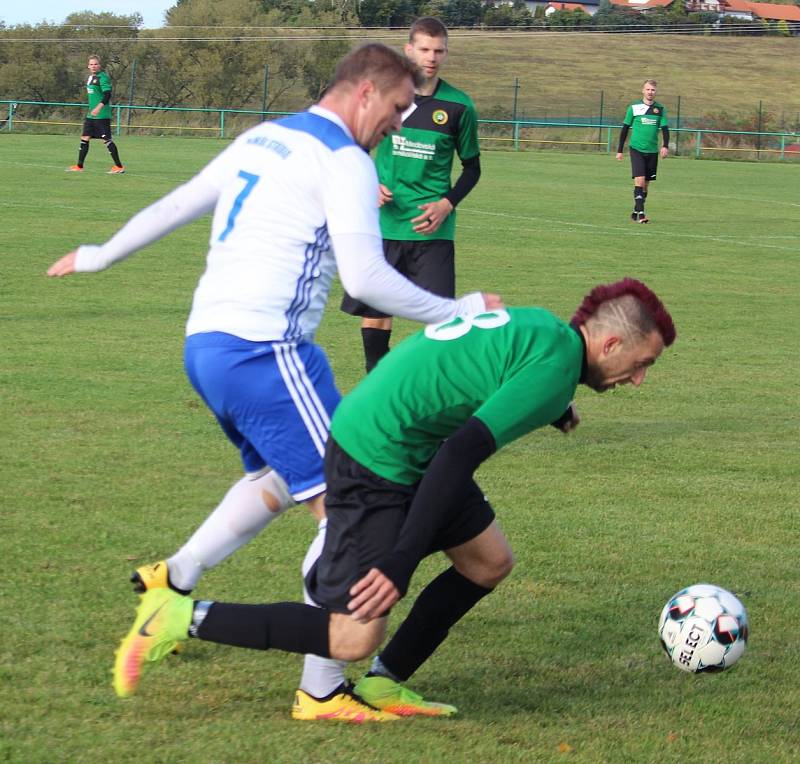 TIP LIGA (řádek č. 1): ZD Meclov (v zeleném) - Baník Stříbro (v bílém) 4:0.